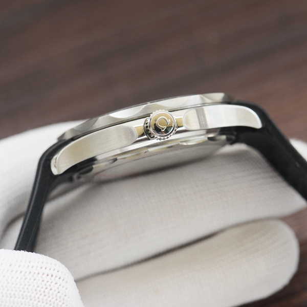 オメガ時計背面デザイン